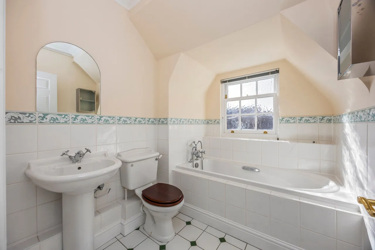 North Parade, Horsham, RH12, photo 23