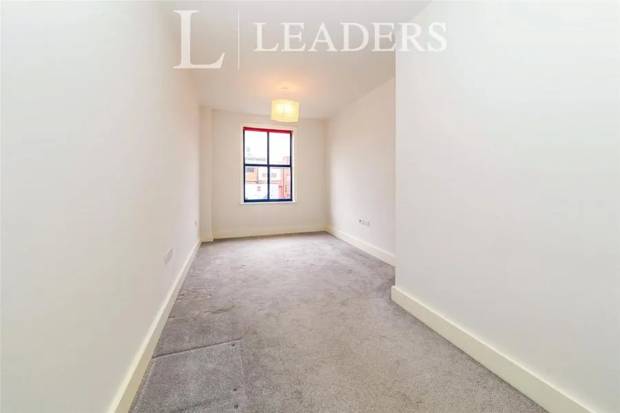 High Street, Crawley, RH10, photo 5