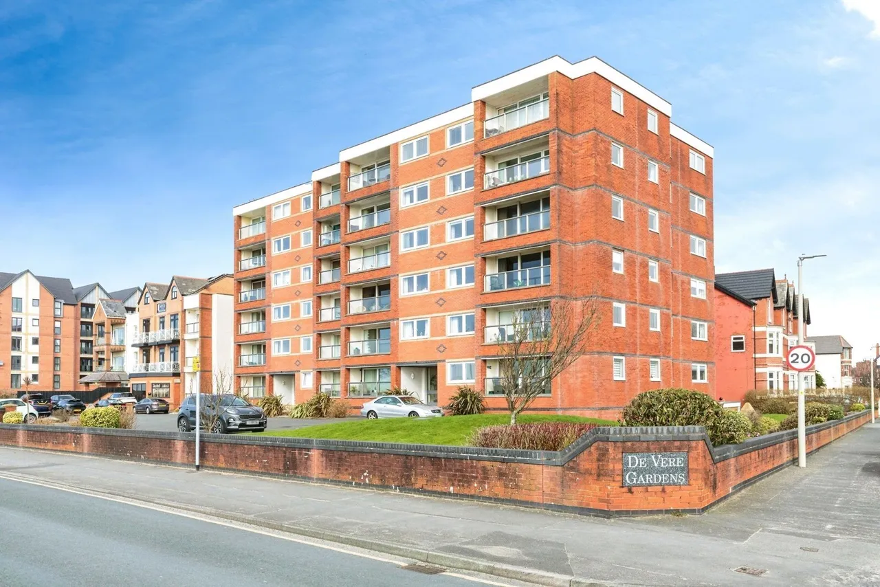 2 bed flat for sale, South Promenade, Lytham St. Annes, FY8