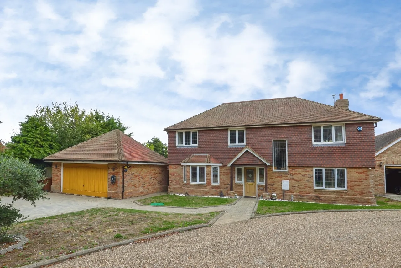 5 bed house for sale, Vicarage Lane, Upper Stoke, ME3