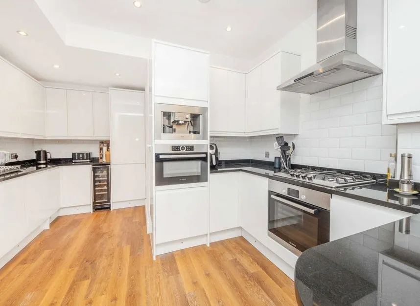 High Street, Hampton, TW12, photo 2
