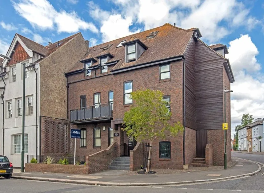 3 bed flat for sale — High Street, Hampton, TW12