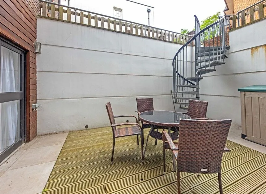 High Street, Hampton, TW12, photo 6