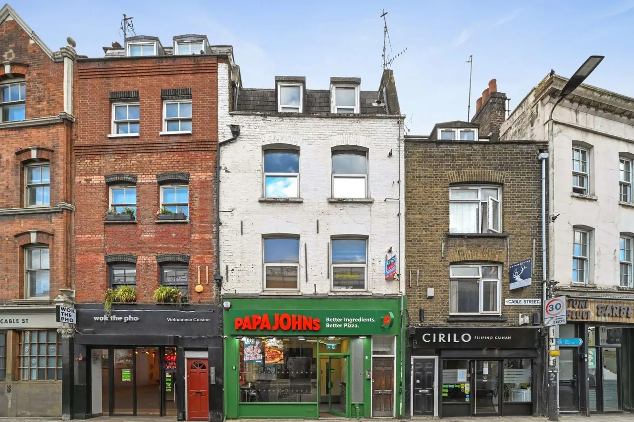 3 bed flat for sale — Cable Street, London, E1 8JG