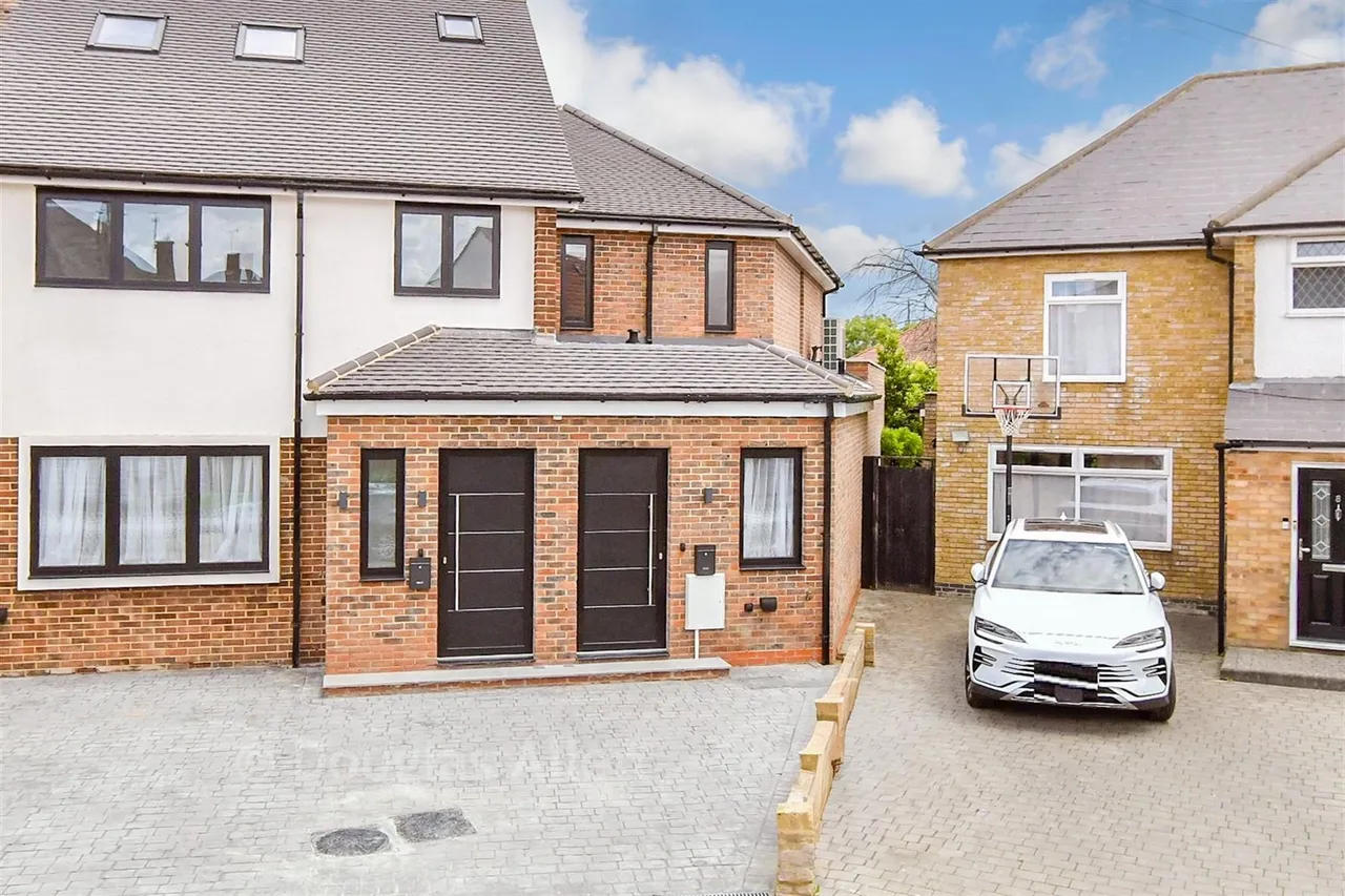 3 bed house for sale, Freshwell Avenue, Romford, RM6