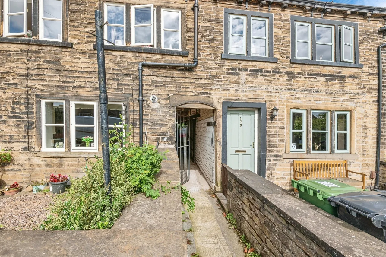 Blackmoorfoot Road, Crosland Moor, Huddersfield, photo 6