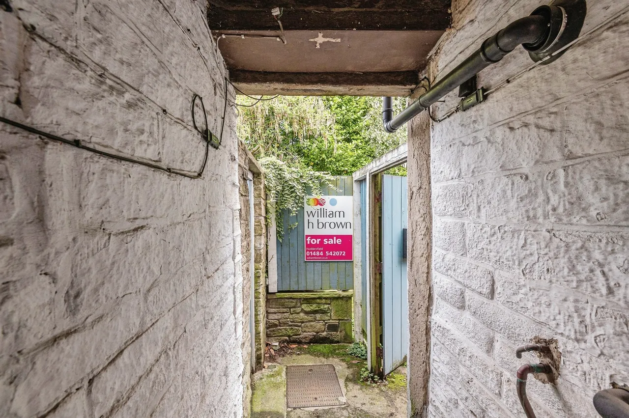 Blackmoorfoot Road, Crosland Moor, Huddersfield, photo 8