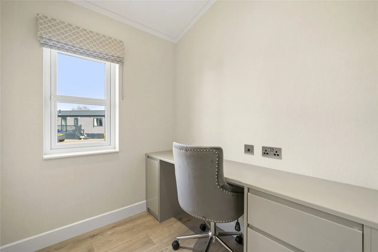 Chertsey Lane, Staines-upon-Thames, Surrey, TW18, photo 10