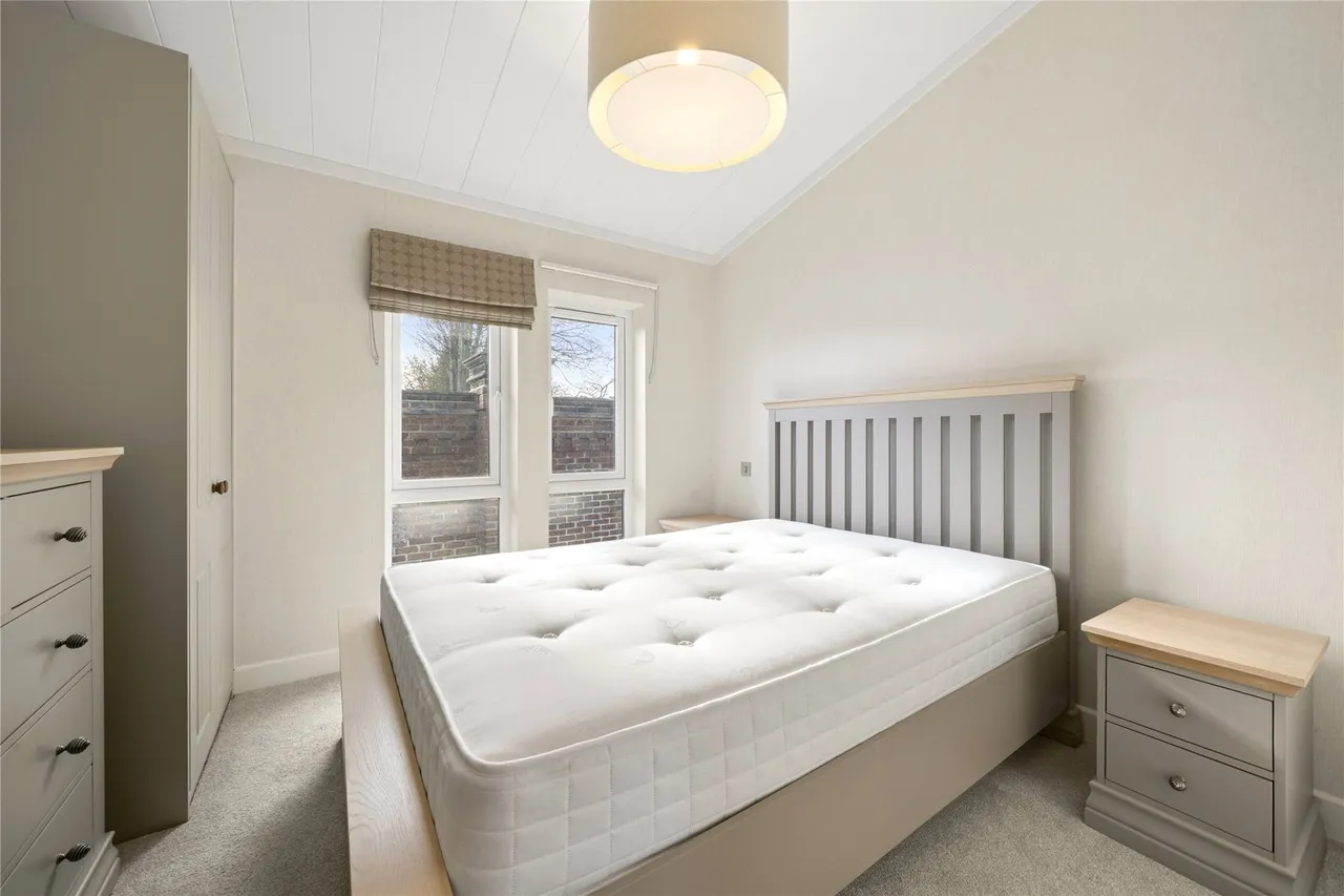 Chertsey Lane, Staines-upon-Thames, Surrey, TW18, photo 11