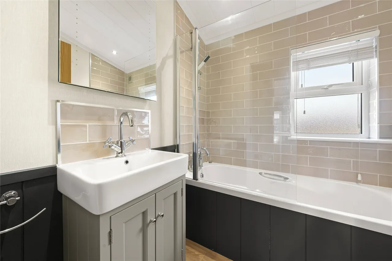 Chertsey Lane, Staines-upon-Thames, Surrey, TW18, photo 3