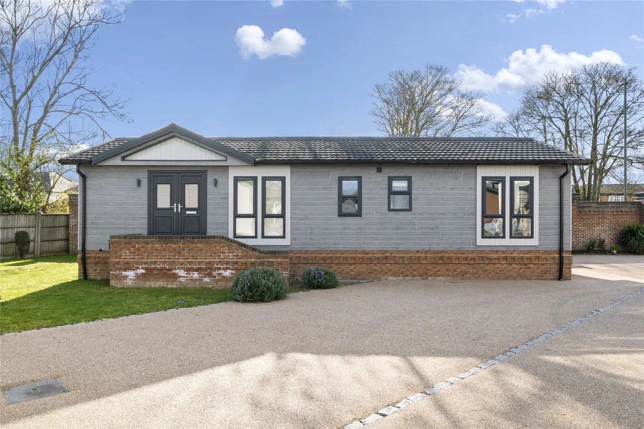 2 bed house to rent — Chertsey Lane, Staines-upon-Thames, Surrey, TW18