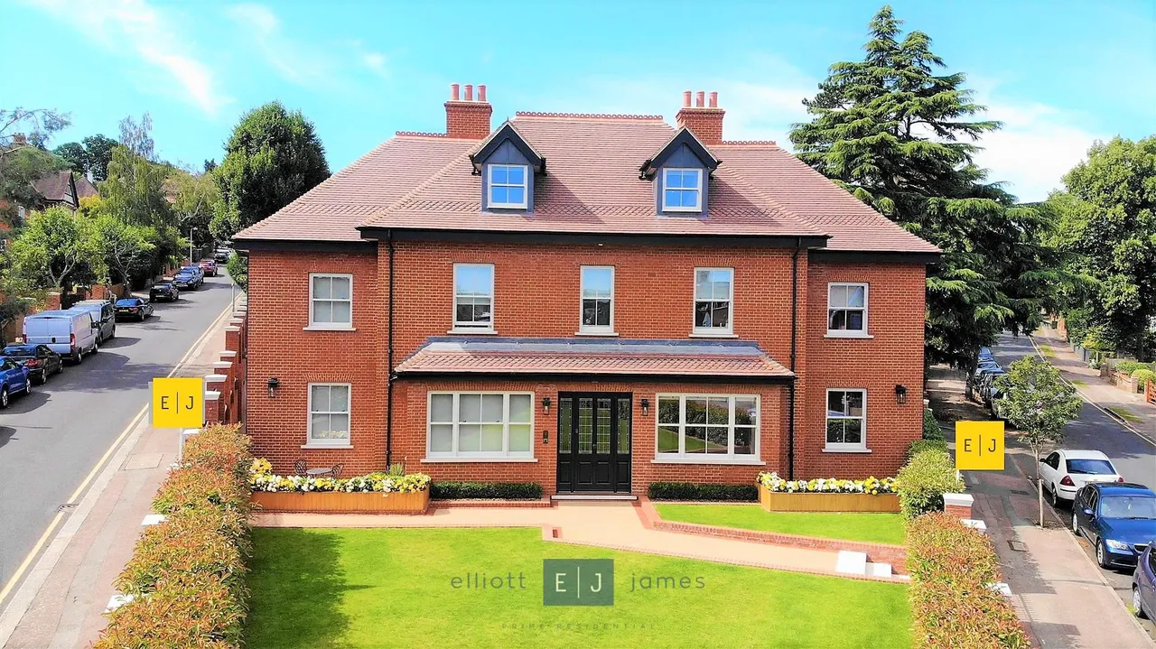 2 bed flat to rent, Connaught Avenue, Loughton, IG10