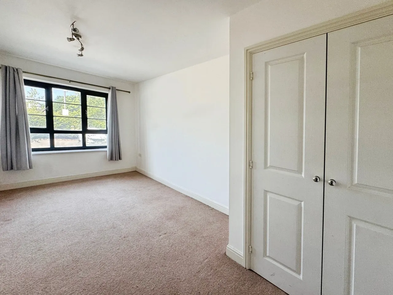 Merlin Road, Farnborough, Hampshire, GU14 7HR, photo 4