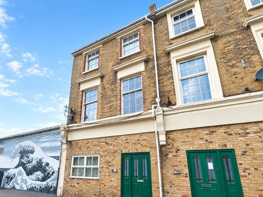 3 bed flat to rent, Clarence Road, East Cowes, PO32