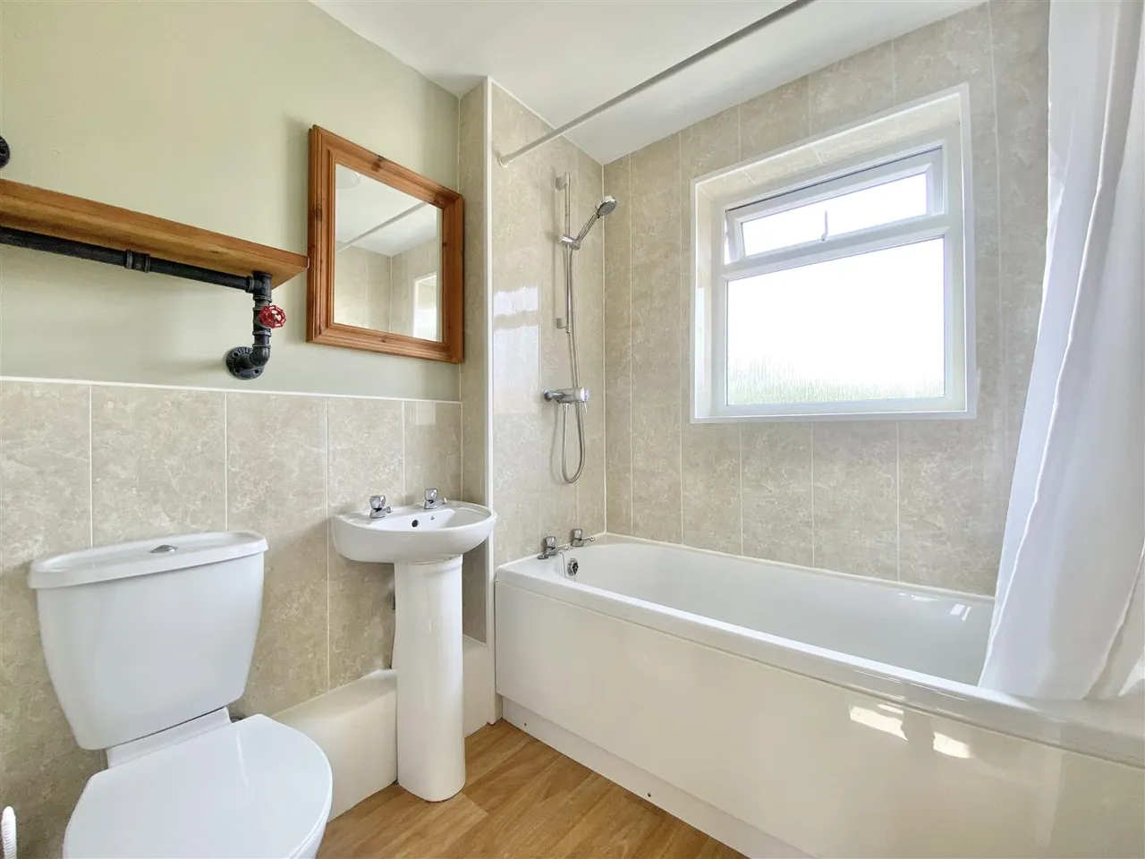 Queen Annes Drive, Bedale, photo 10