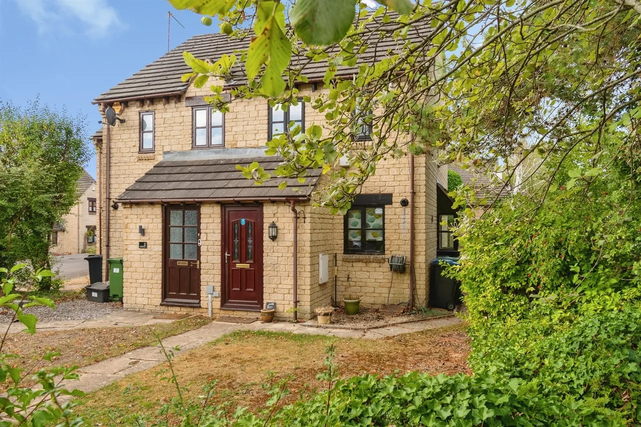 2 bed house for sale — Hereford Close, Chippenham