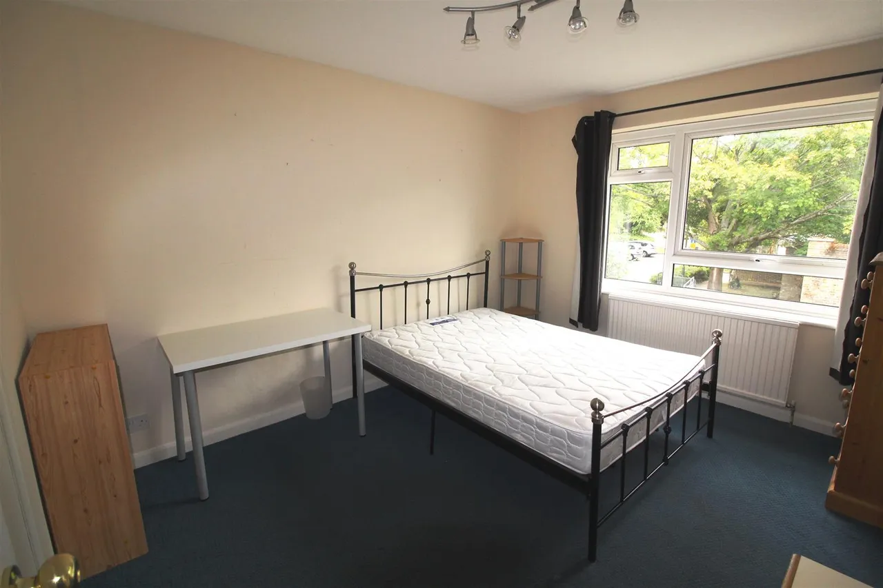 Greenacre Court, Englefield Green, Surrey, TW20 0RF, photo 4