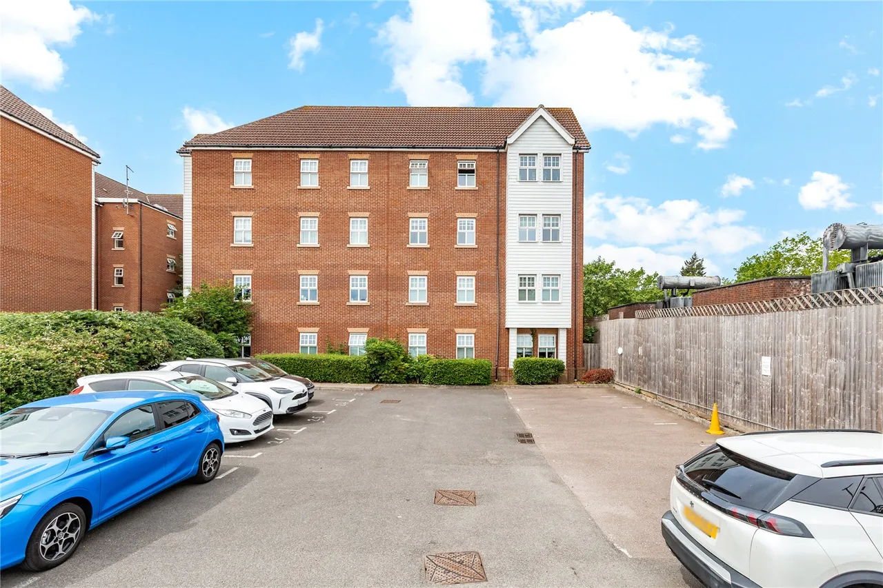 2 bed flat for sale, Bessemer Close, Basildon, SS16