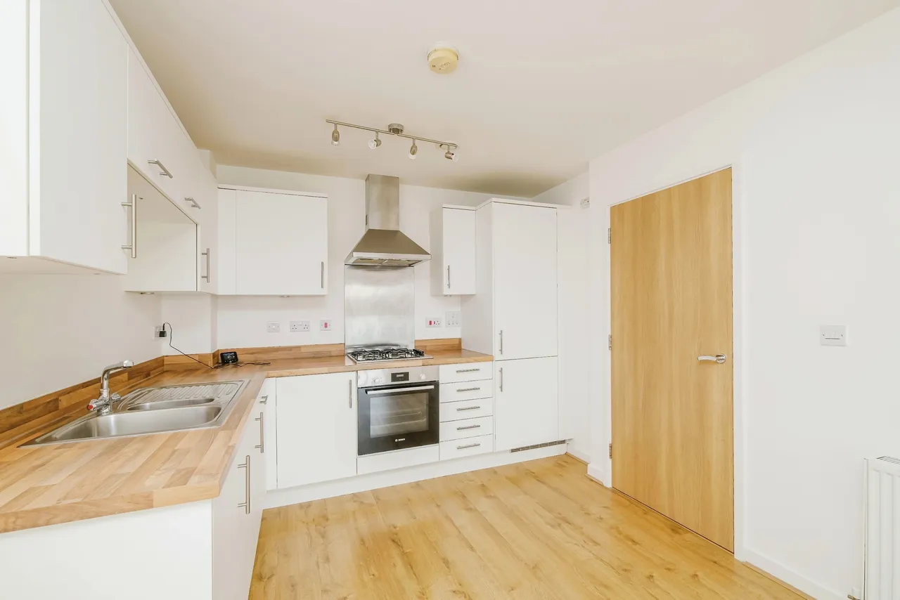 Victory Park Road, Addlestone, KT15, photo 2