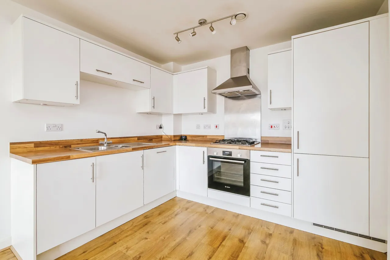 2 bed flat for sale, Victory Park Road, Addlestone, KT15