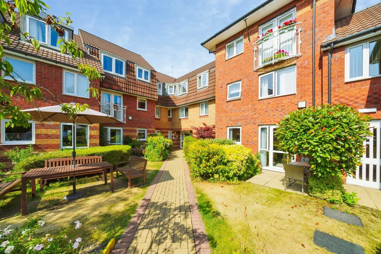 1 bed flat for sale — Plymyard Avenue, Bromborough, Wirral