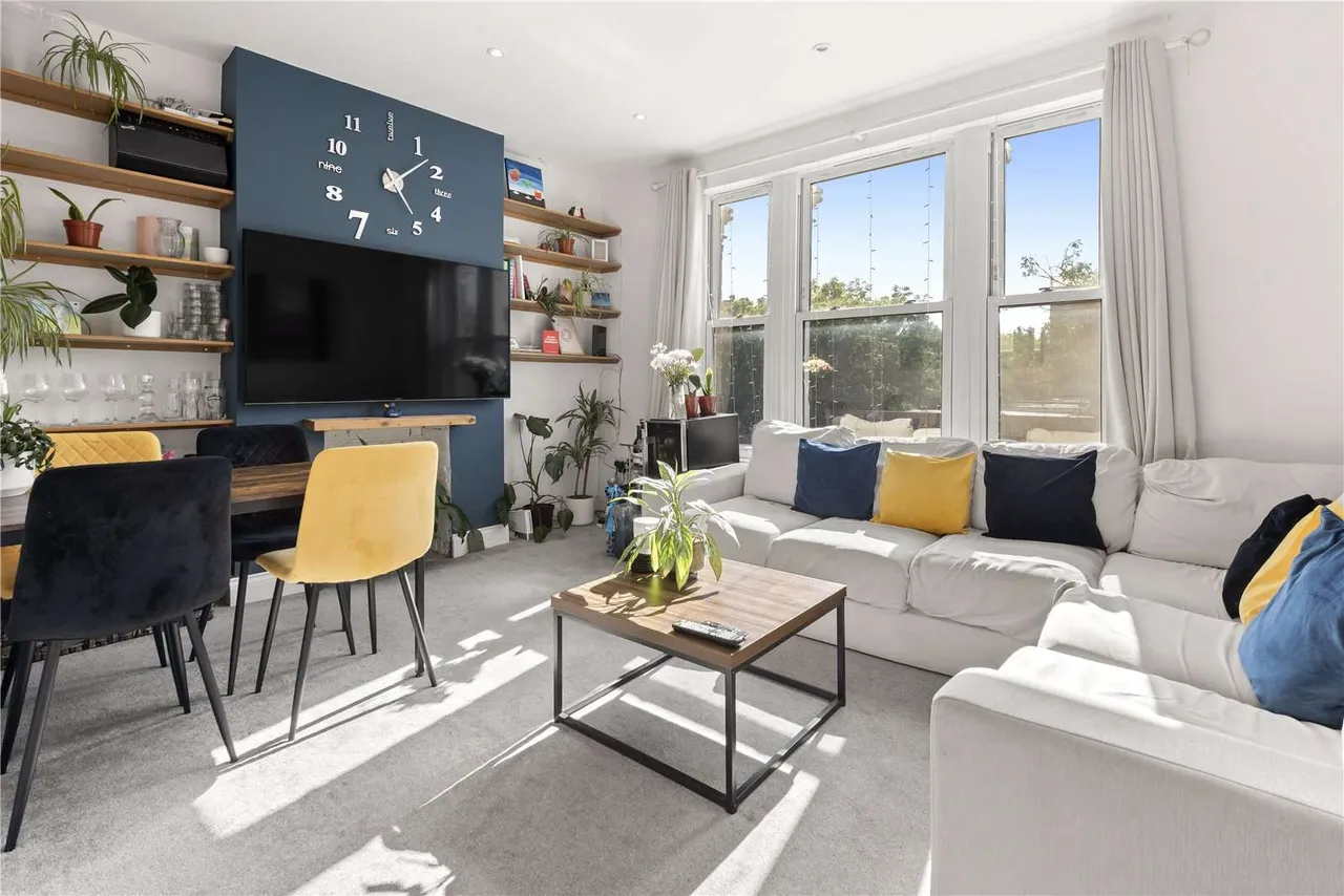 3 bed flat for sale — Garratt Lane, London, SW18 4DX
