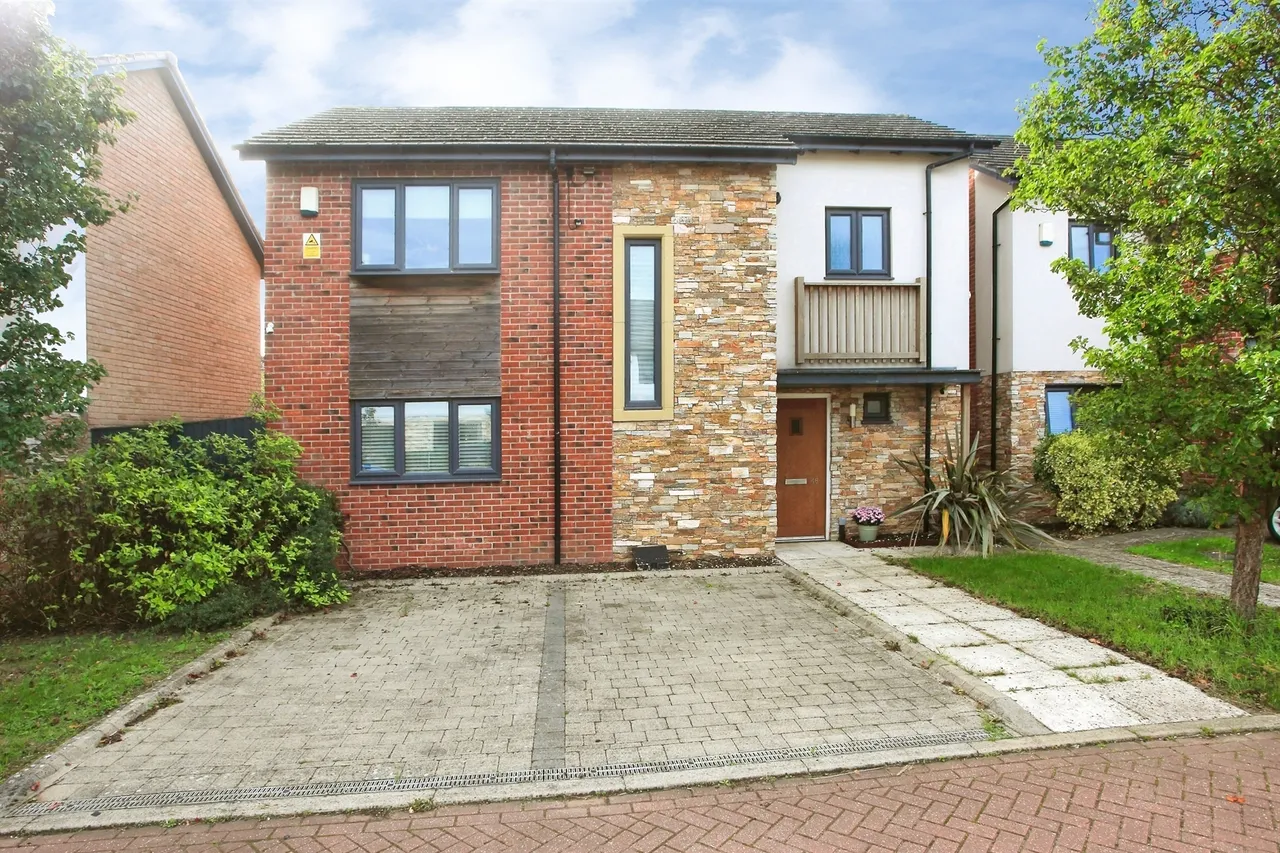 3 bed house for sale, Beluga Close, Peterborough, PE2