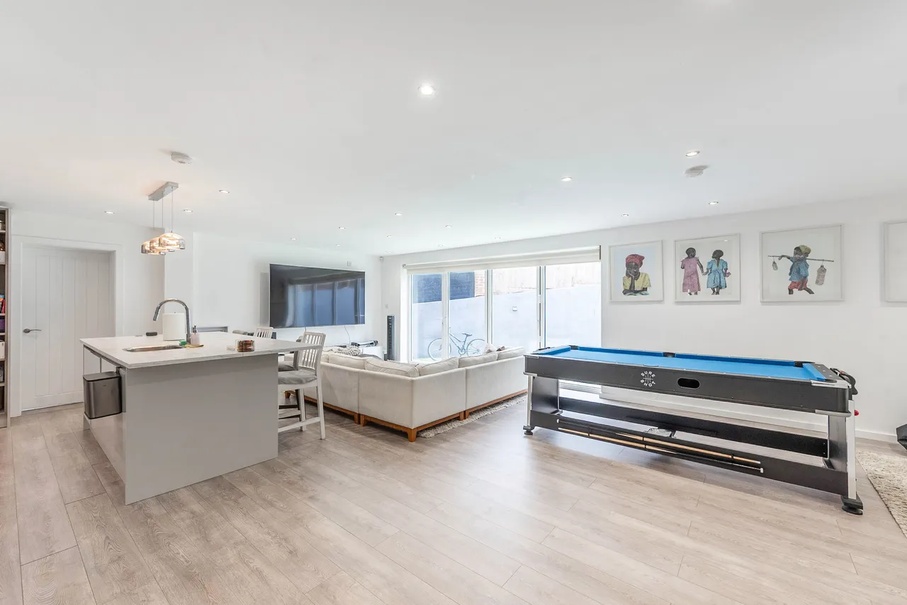 5 bed house for sale — 19 Little Potters, Bushey