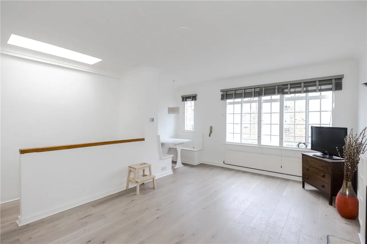 3 bed flat to rent, Connaught Close, London, W2