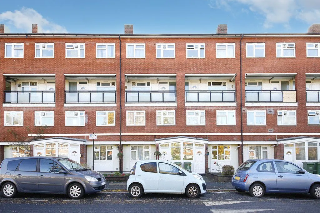 3 bed flat to rent — 171 Lorrimore Road, London