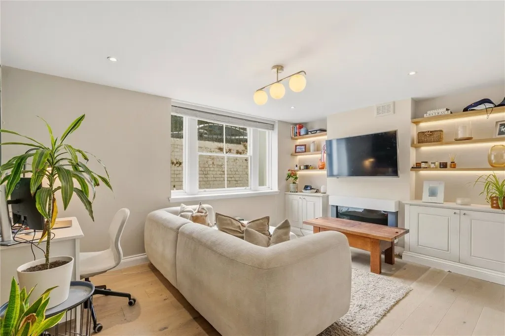 2 bed flat for sale, Greenside Road, London
