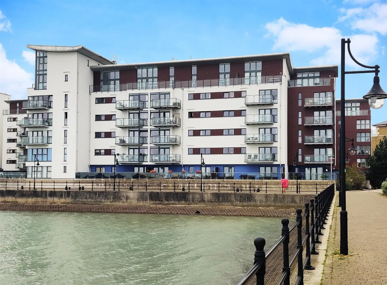 3 bed flat for sale — Midway Quay, Eastbourne, BN23 5DA