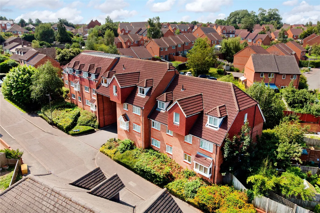3 bed flat for sale, Lenborough Road, MK18