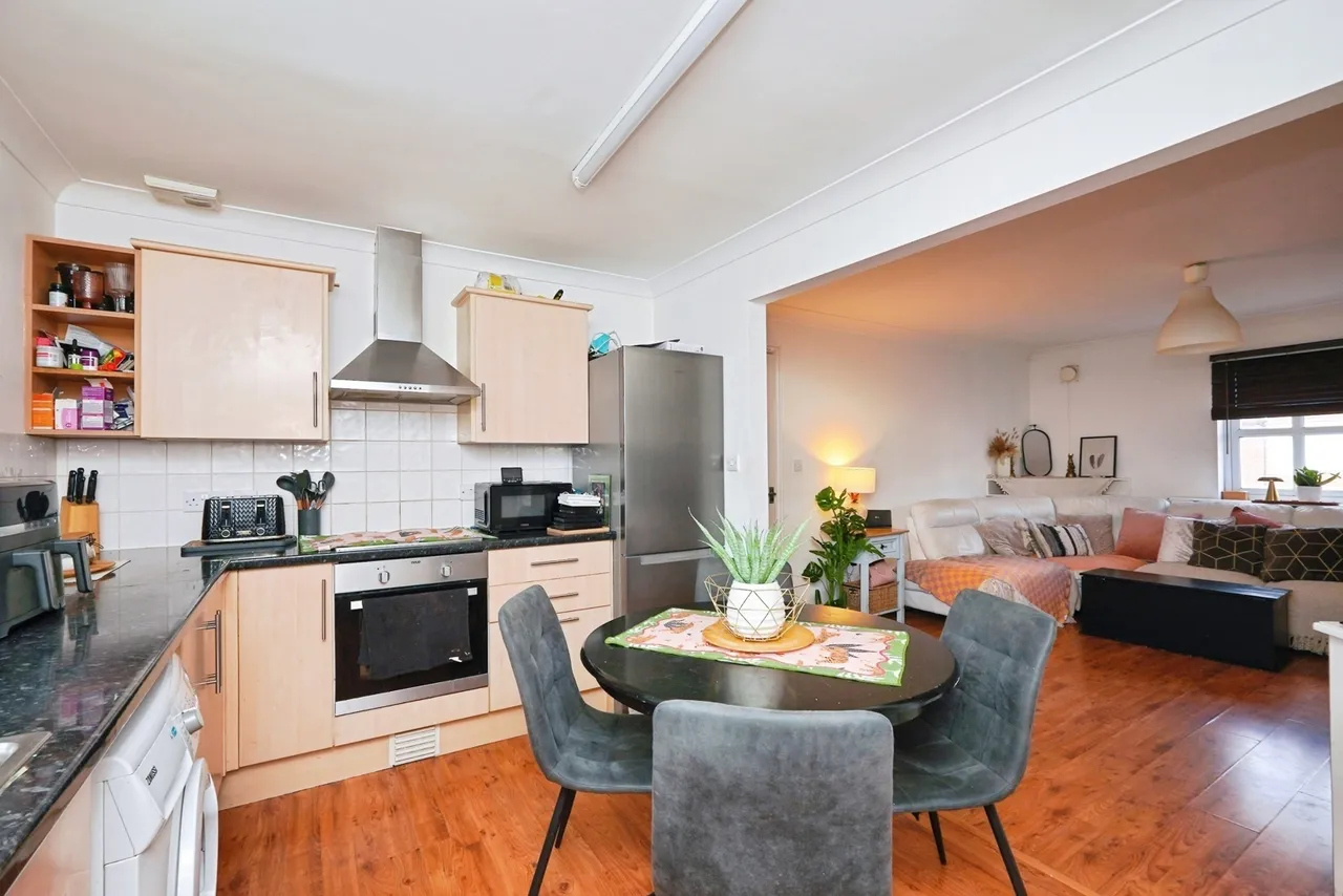 3 bed flat for sale — Station Road, Folkestone, CT19