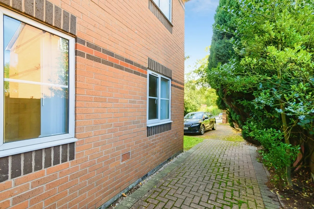 Longview Drive, Wardley, M27, photo 2