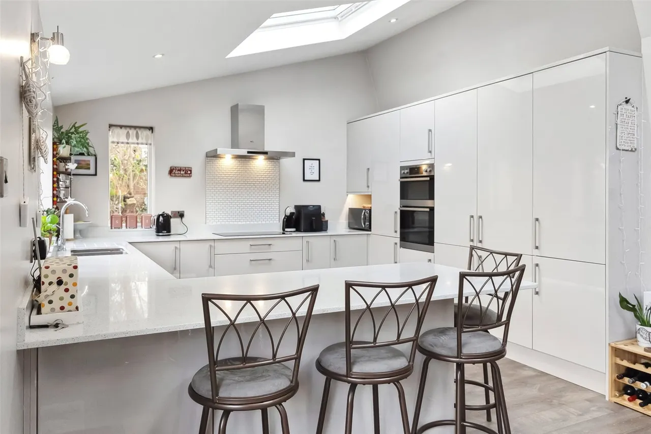 Hazel Close, Whitton, TW2 7NR, photo 4