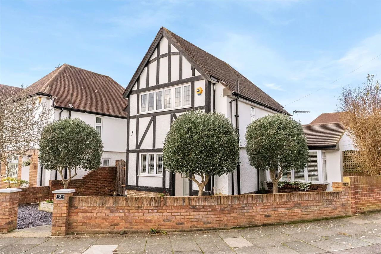 4 bed house for sale — Hazel Close, Whitton, TW2 7NR