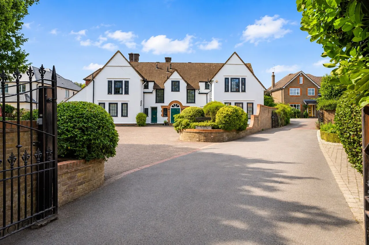2 bed flat to rent, West Common, Harpenden, AL5