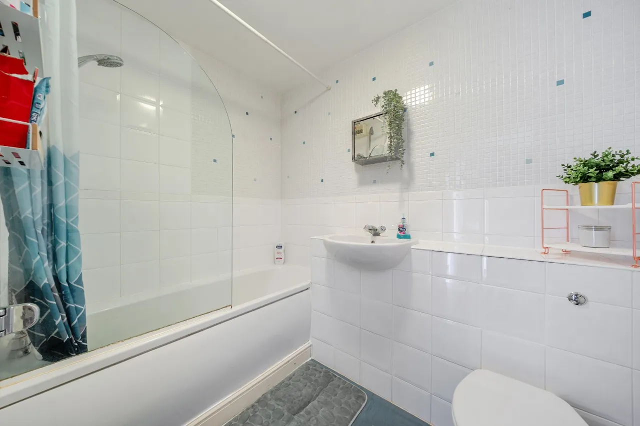 Balham High Road, Balham, SW17, photo 15