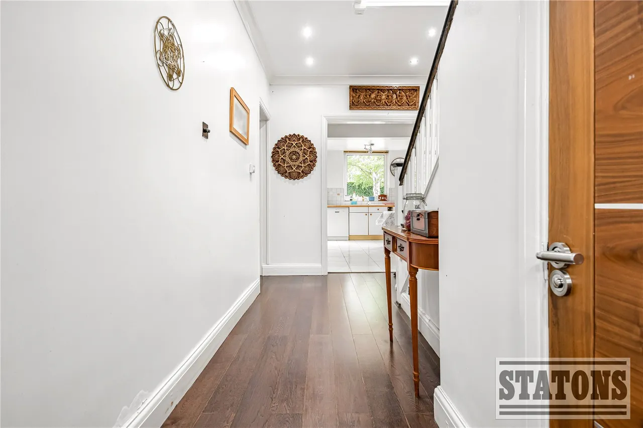 Mymms Drive, Brookmans Park, Hertfordshire, AL9 7AE, photo 3