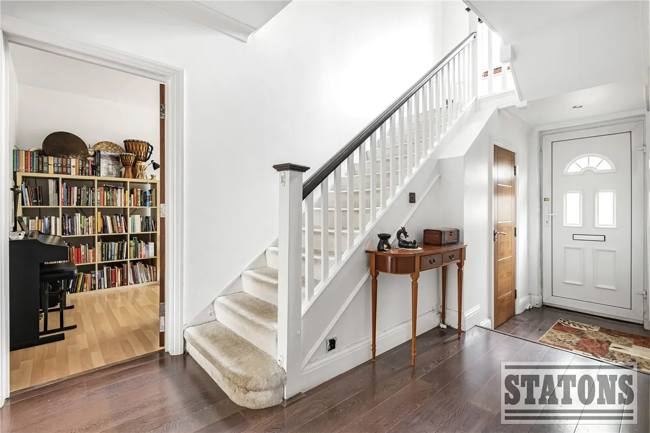 Mymms Drive, Brookmans Park, Hertfordshire, AL9 7AE, photo 2