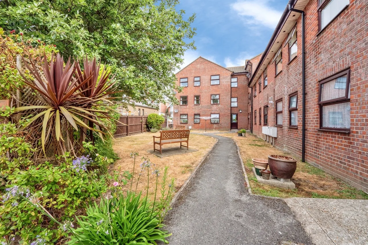 1 bed flat for sale — Spa Road, Weymouth