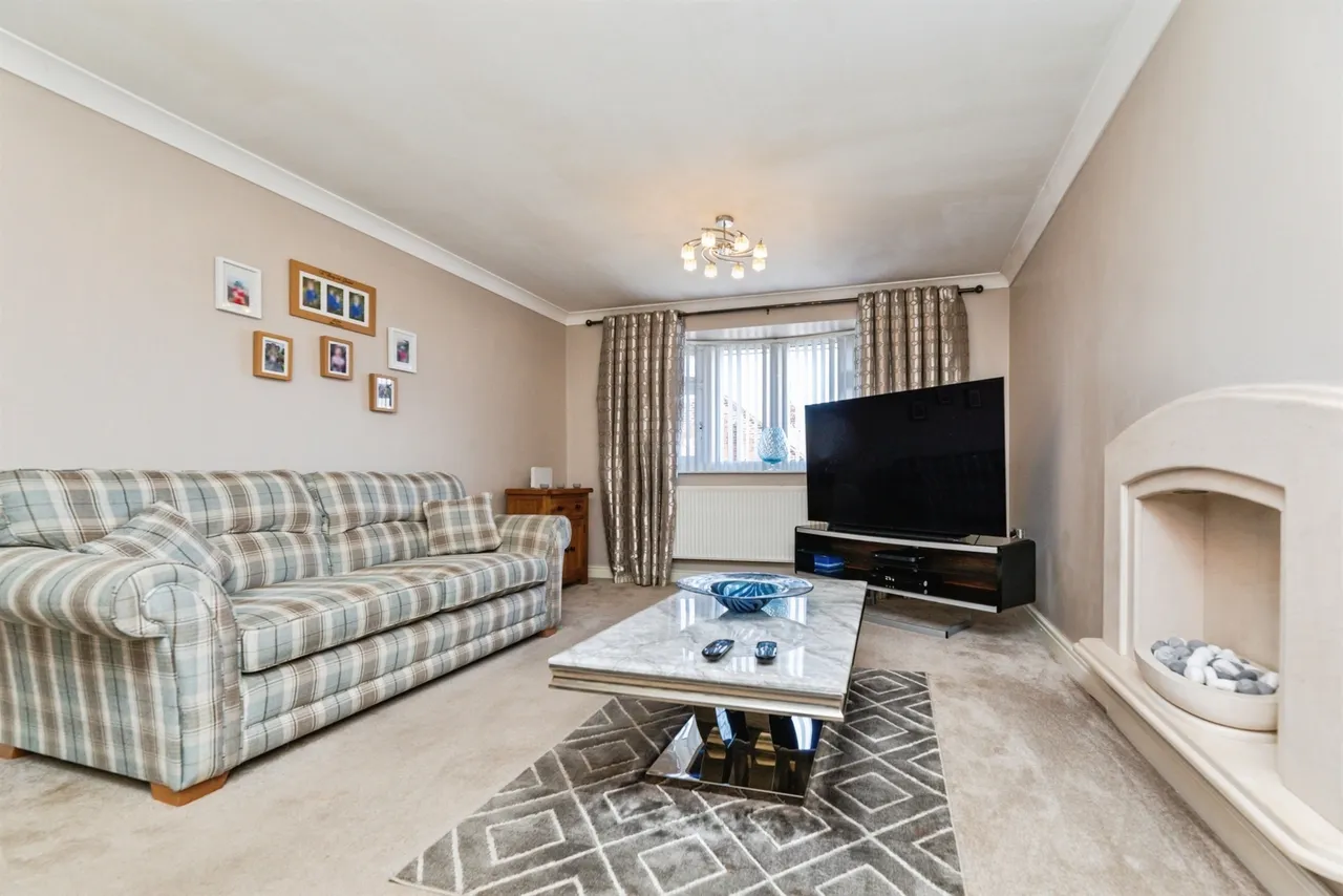 Manor House Close, Hoyland, Barnsley, photo 2
