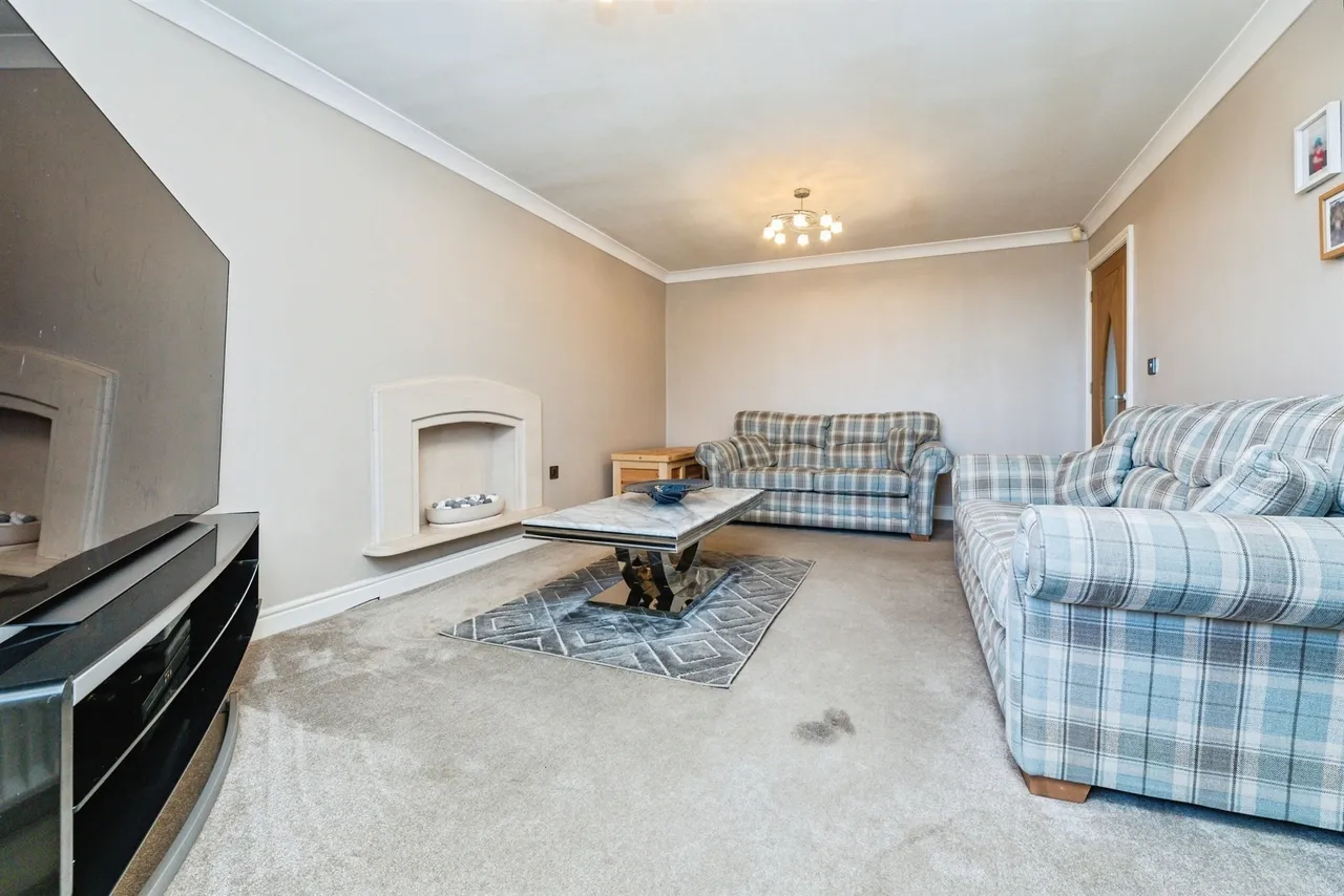 Manor House Close, Hoyland, Barnsley, photo 3