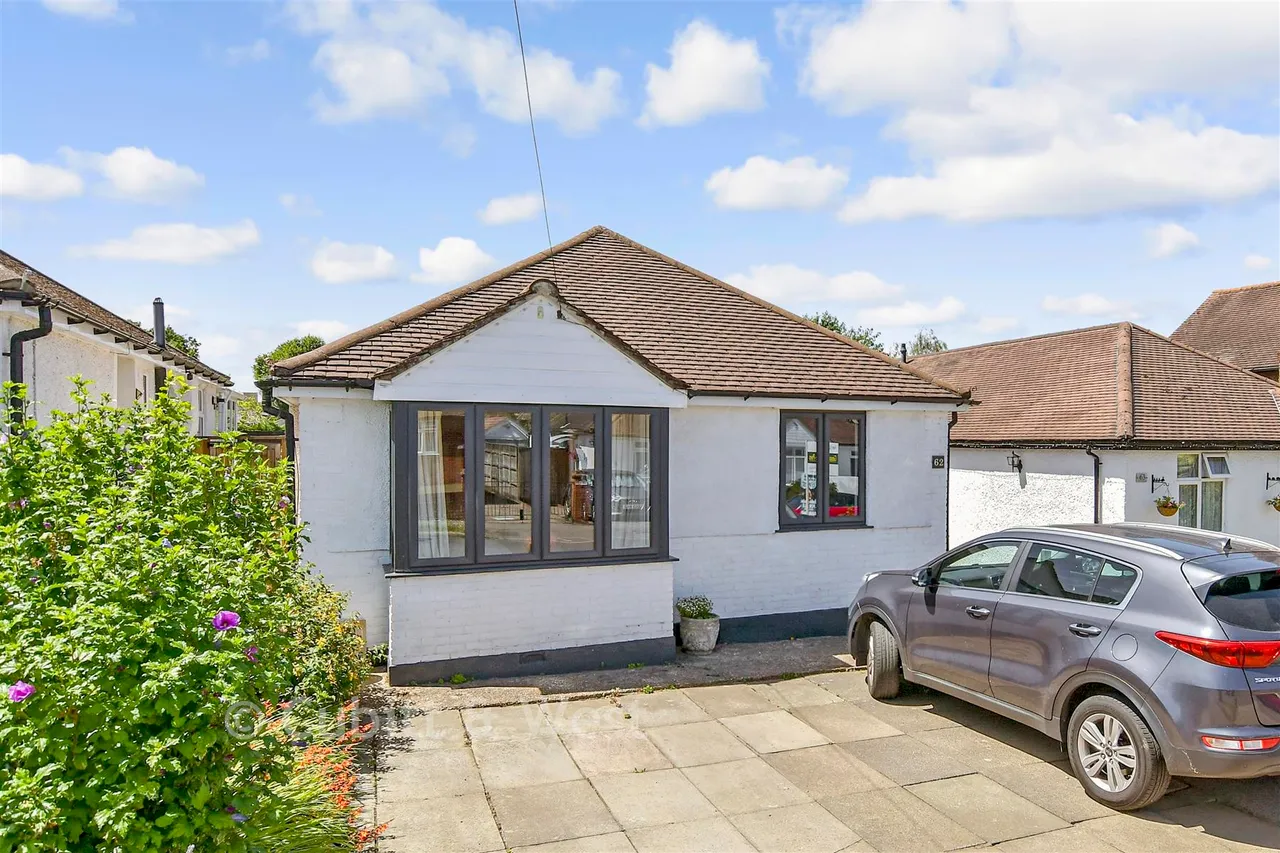 3 bed house for sale, Orchard Close, Fetcham, KT22