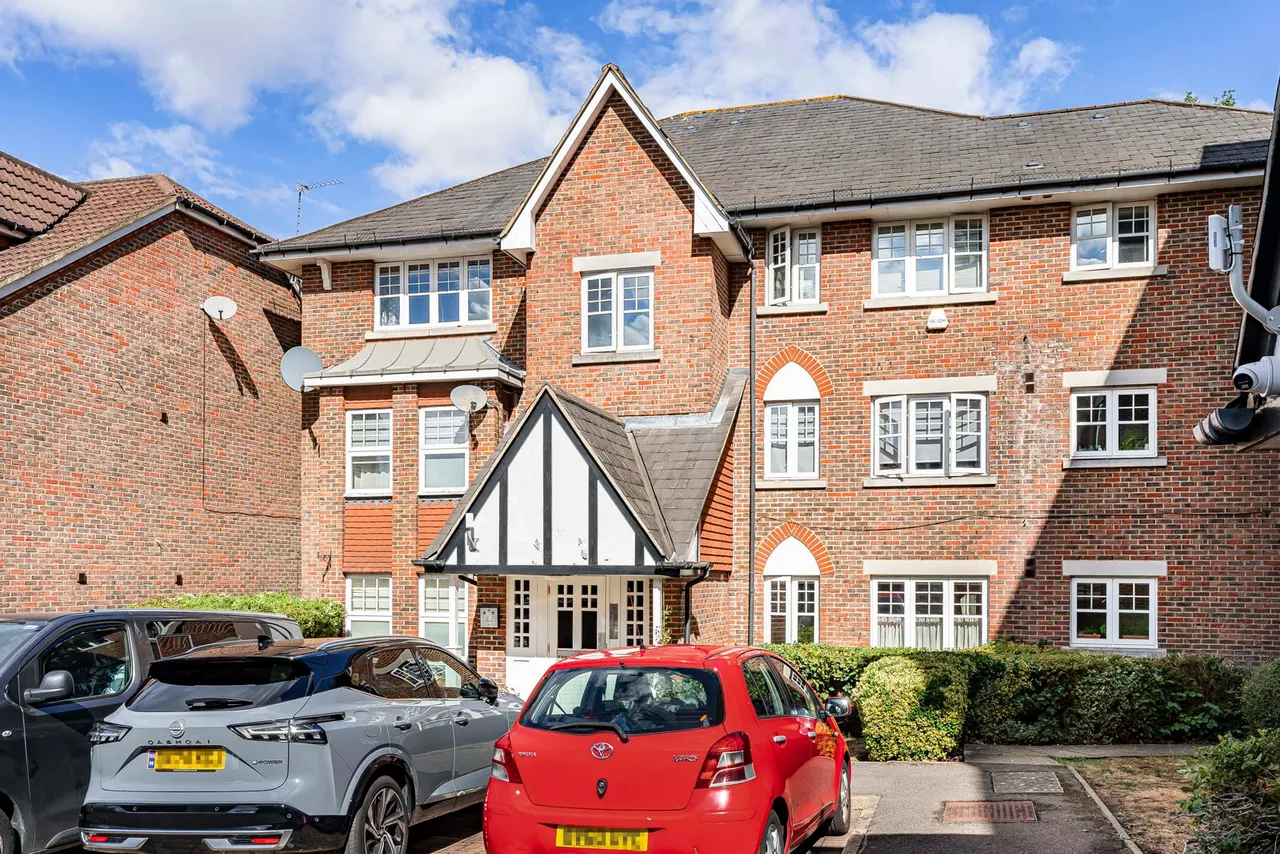 2 bed flat for sale, Fawcett Close, London, SW16