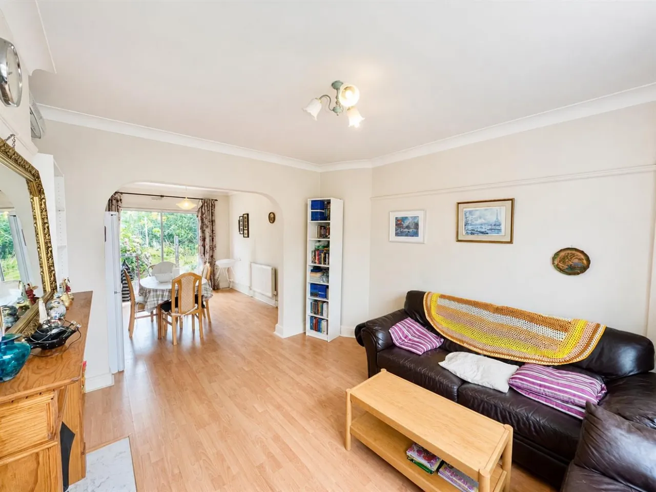 bed House, Semi-Detached For SaleMeadow Waye, TW5, photo 2