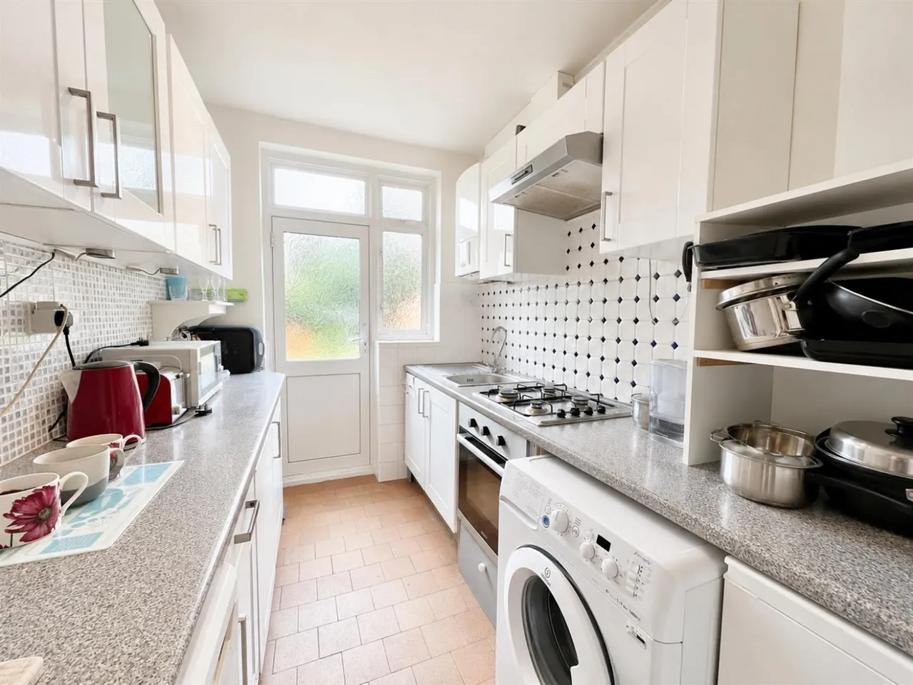 bed House, Semi-Detached For SaleMeadow Waye, TW5, photo 3