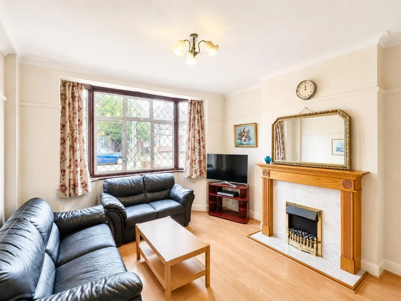 bed House, Semi-Detached For SaleMeadow Waye, TW5, photo 4