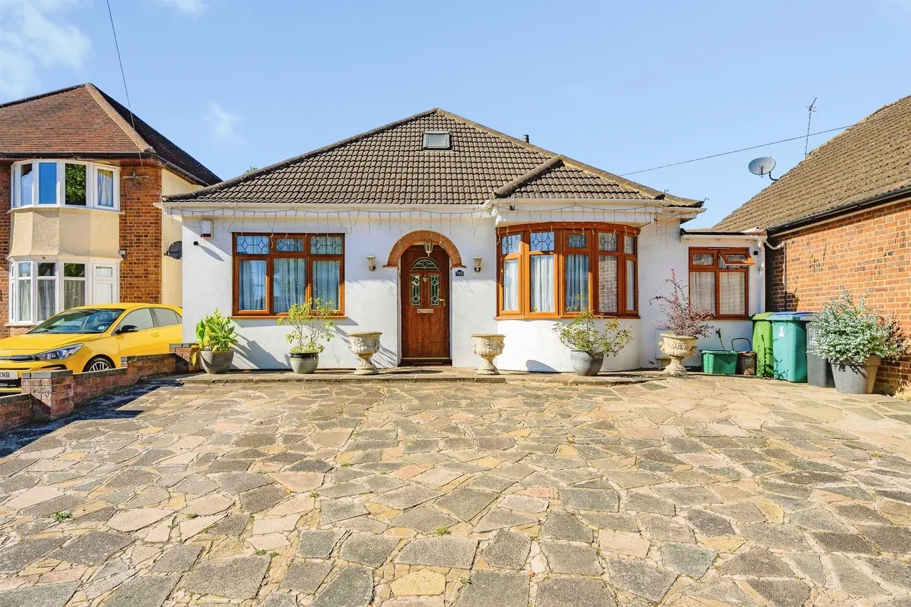 4 bed house for sale, St. Albans Road, Watford, WD25